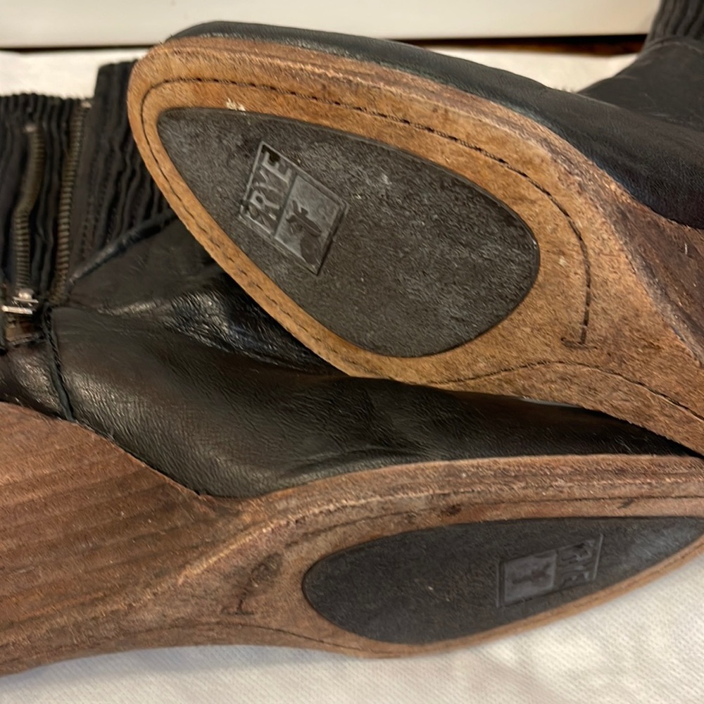 Frye Boots Corby Leather Wedge Black Rib Pleat boots - Picture 3 of 6